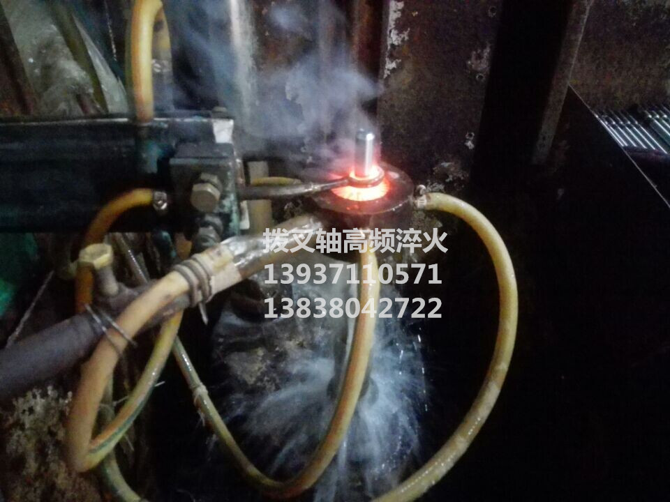 撥叉軸淬火設(shè)備工作現(xiàn)場_副本