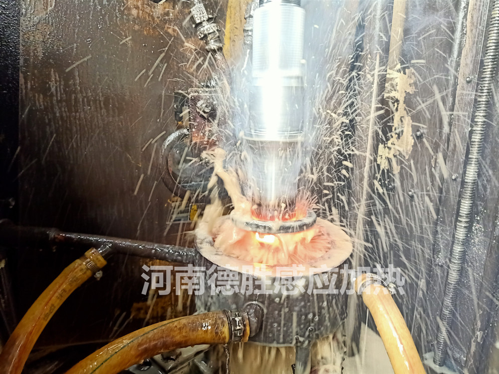 貫通軸淬火設(shè)備工作現(xiàn)場20200916155726_副本