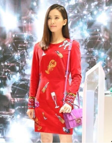 红裙子明星女,明星女生的时尚传奇